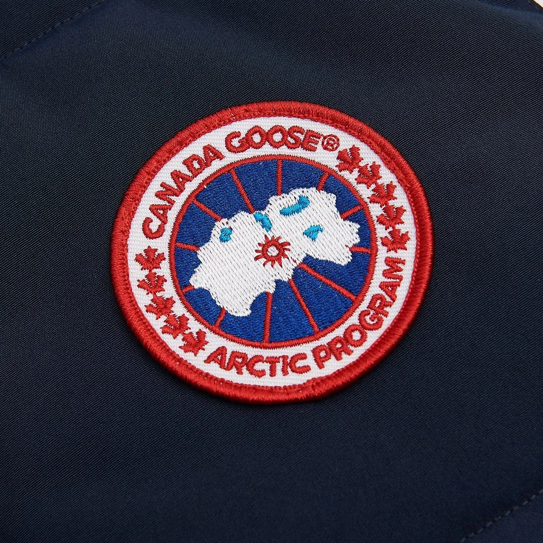 P360 Navy Blue] Canada Goose Canada Goose#Freestyle Crew 4154M Men’s and Women’s Vest Down# ➖ Genuine synchronous anti-counterfeiting chip sensor! ➖ Imported Behringer embroidery machine to customize 10,000-needle embroidery logo! ➖ Imported 21-count polyester-cotton blended original fabric, using Feather-Light 10D waterproof coating fabric, made of 84.5% polyester fiber and 15.5% cotton, 100% the best feel in the entire network! ➖ The genuine official website uses the national standard 80 white duck down, and will never be misled by false claims such as 90 down or goose down! ➖ 100% nylon nylon lining with double double-layer sealing design to prevent velvet from running away. Top-grade polar fleece is used in the collar and pockets to keep warm and comfortable! ➖ Yoshida YKK provides original custom-made electroplated sliders. YKK two-way lockable zippers are tight and smooth and will not peel off paint! ➖ 3M composite original Velcro is durable, and all accessories and hardware are disassembled and customized! ⛔No slander, no exaggeration, no need for too much copywriting, because it is focused, it is professional!  SIZE: XS S M L XL XXL